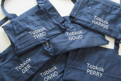 Schort met logo Keukenschort, BBQ schort, en Wijnschortjes - Gepersonaliseerd Cadeau - In-house Geborduurd