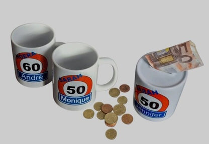 Koffiemok met Verkeersbord Naam en Leeftijd – Abraham Sarah - Gepersonaliseerd Cadeau - In-house Geborduurd