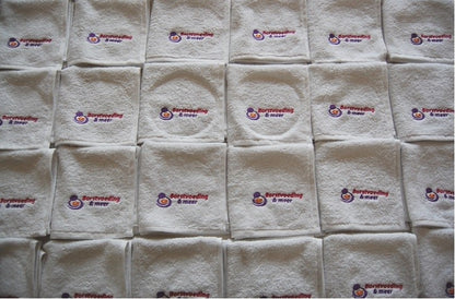 Spuugdoekje met logo - Gepersonaliseerd Cadeau - In-house Geborduurd