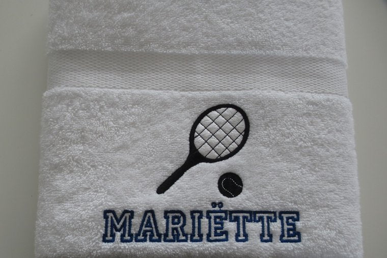 Zoek jij een mooi sportcadeau? Tennis handdoek met naam en afbeelding | Borduurkado