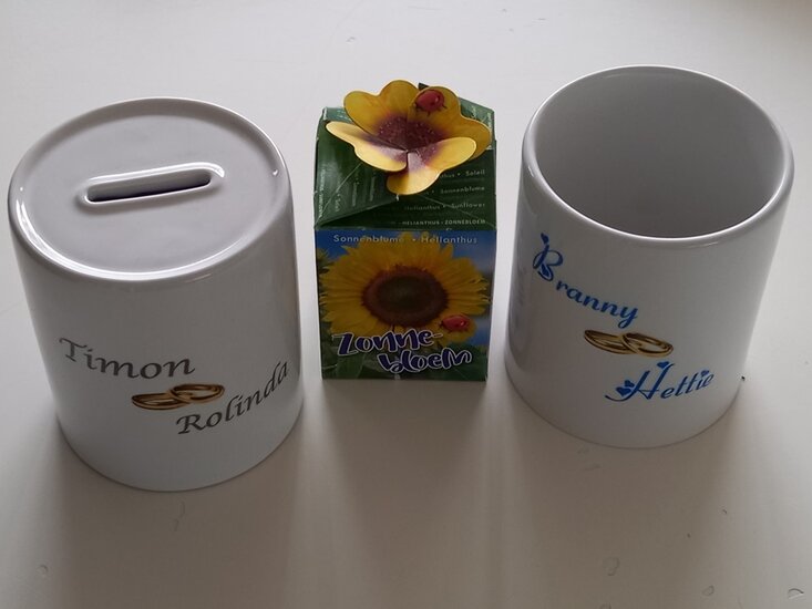Trouwegeschenk Mok en spaarpot mmet naam en ringen