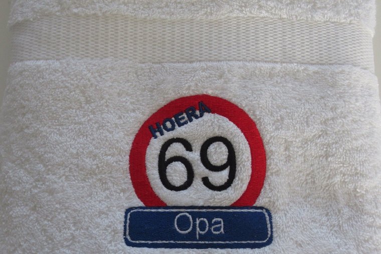 Handdoek met naam en leeftijd in Verkeersbord - Gepersonaliseerd Cadeau - In-house Geborduurd