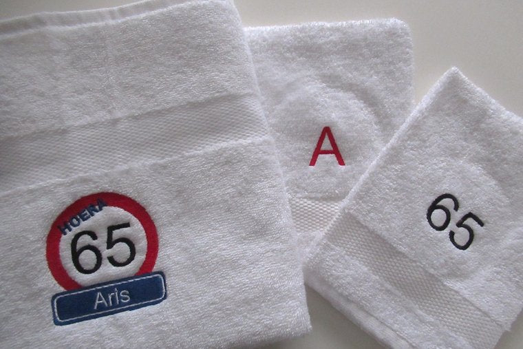 Handdoek met naam en leeftijd in Verkeersbord - Gepersonaliseerd Cadeau - In-house Geborduurd