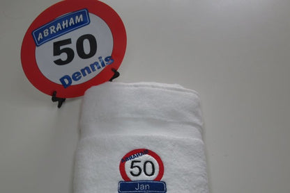 Abraham 50 jaar handdoek met naam - Gepersonaliseerd Cadeau - In-house Geborduurd