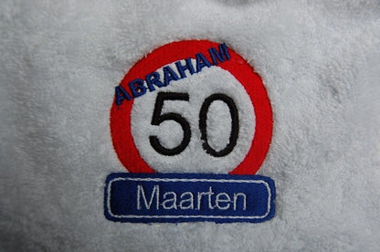 Abraham 50 jaar handdoek met naam - Gepersonaliseerd Cadeau - In-house Geborduurd