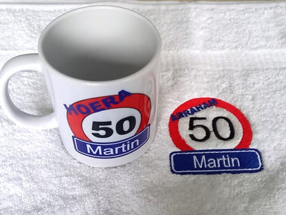 Handdoek met naam en leeftijd in Verkeersbord - Gepersonaliseerd Cadeau - In-house Geborduurd