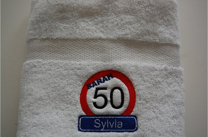 Sarah 50 jaar handdoek met naam - Persoonlijk en duurzaam cadeau!