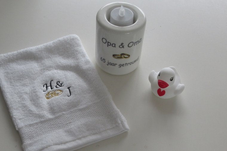 Washand met letters en trouwringen - Gepersonaliseerd Cadeau - In-house Geborduurd