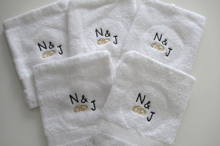 Washand met letters en trouwringen - Gepersonaliseerd Cadeau - In-house Geborduurd