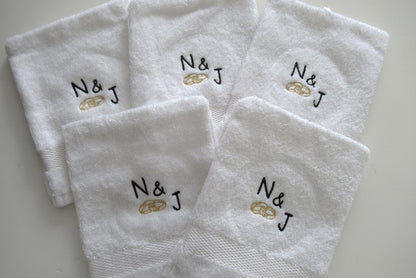 Washand met letters en trouwringen - Gepersonaliseerd Cadeau - In-house Geborduurd