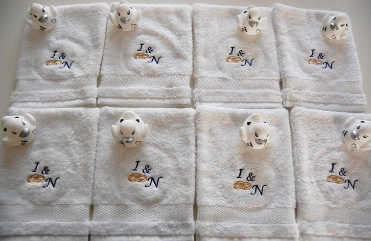 Washand met letters en trouwringen - Gepersonaliseerd Cadeau - In-house Geborduurd