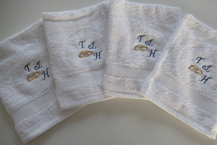 Washand met letters en trouwringen - Gepersonaliseerd Cadeau - In-house Geborduurd
