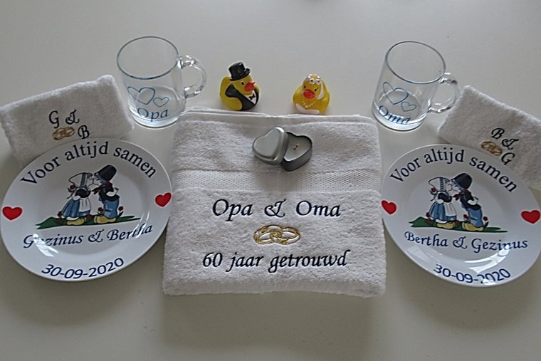 Washand met letters en trouwringen - Gepersonaliseerd Cadeau - In-house Geborduurd