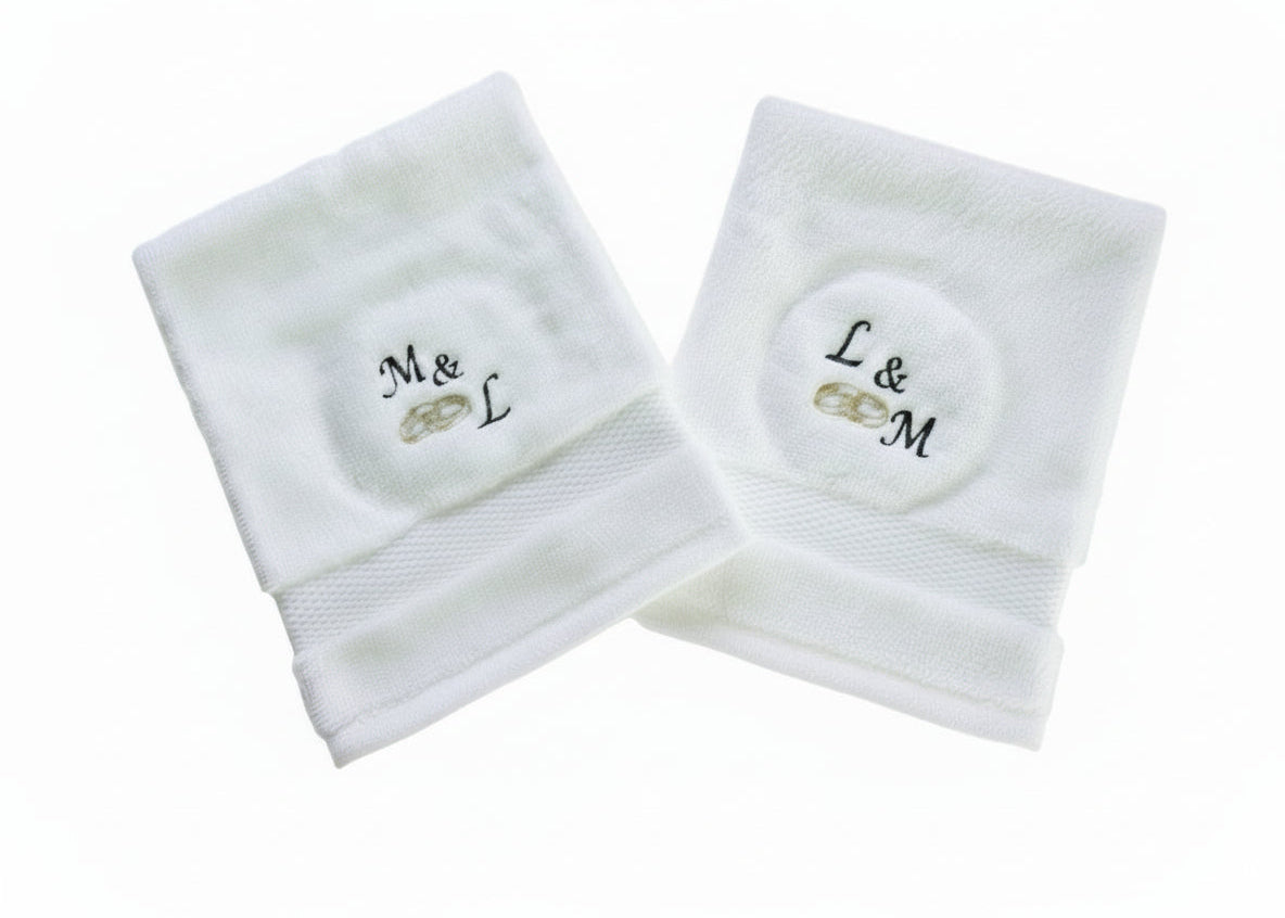 Washand met letters en trouwringen - Gepersonaliseerd Cadeau - In-house Geborduurd