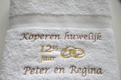 Witte handdoek koperen huwelijkscadeau