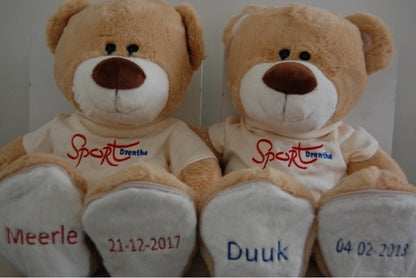 Geboortebeer met Logo - Gepersonaliseerd Cadeau - In-house Geborduurd