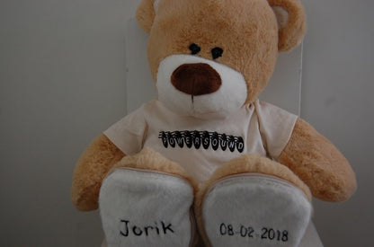 Geboortebeer met Logo - Gepersonaliseerd Cadeau - In-house Geborduurd