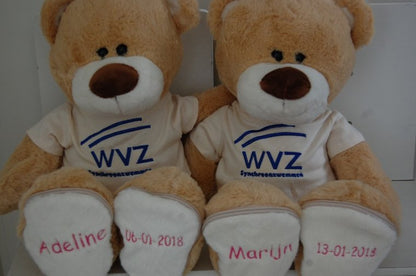 Geboortebeer met Logo - Gepersonaliseerd Cadeau - In-house Geborduurd