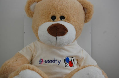 Geboortebeer met Logo - Gepersonaliseerd Cadeau - In-house Geborduurd