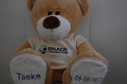 Geboortebeer met Logo - Gepersonaliseerd Cadeau - In-house Geborduurd